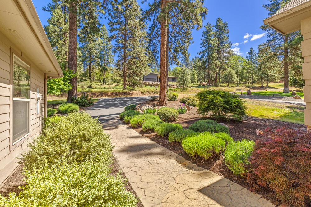11756 Merganser Road Klamath Falls, OR 97601 - Photo 6 of 73 Front Walkway