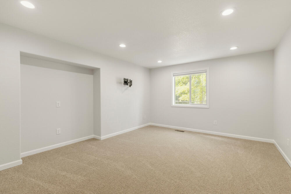 11756 Merganser Road Klamath Falls, OR 97601 - Photo 60 of 73 Bedroom #1 Lower Level