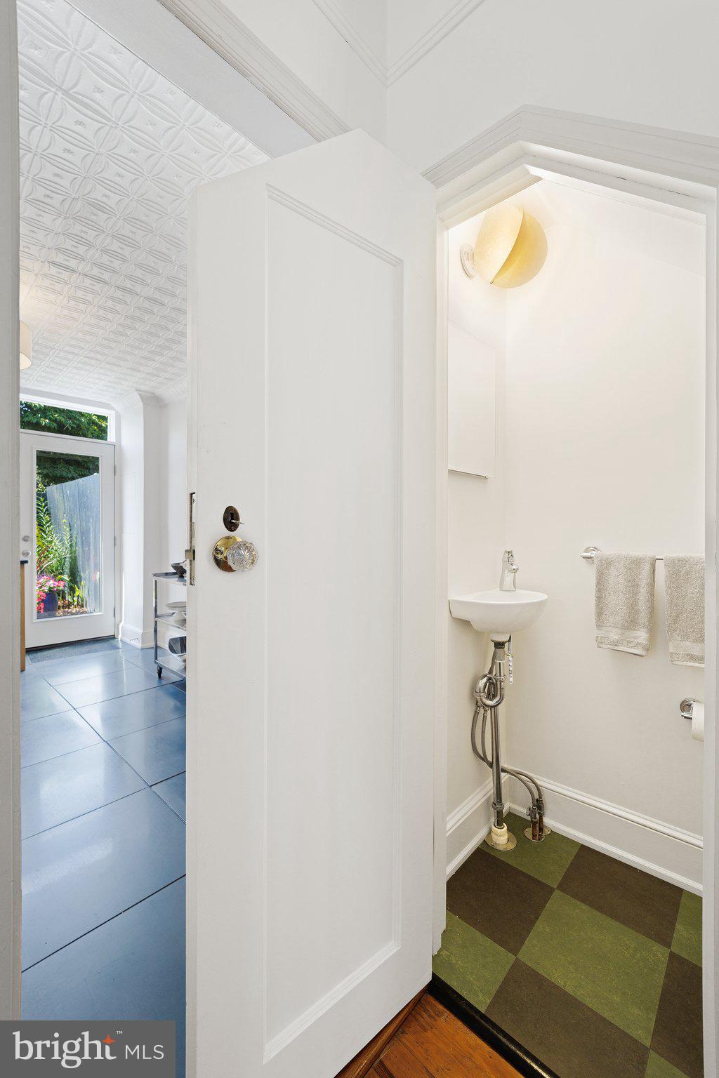 1415 E Street Southeast Washington, DC 20003 - Photo 15 of 32 Powder room