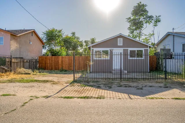 a view of a house with a backyard