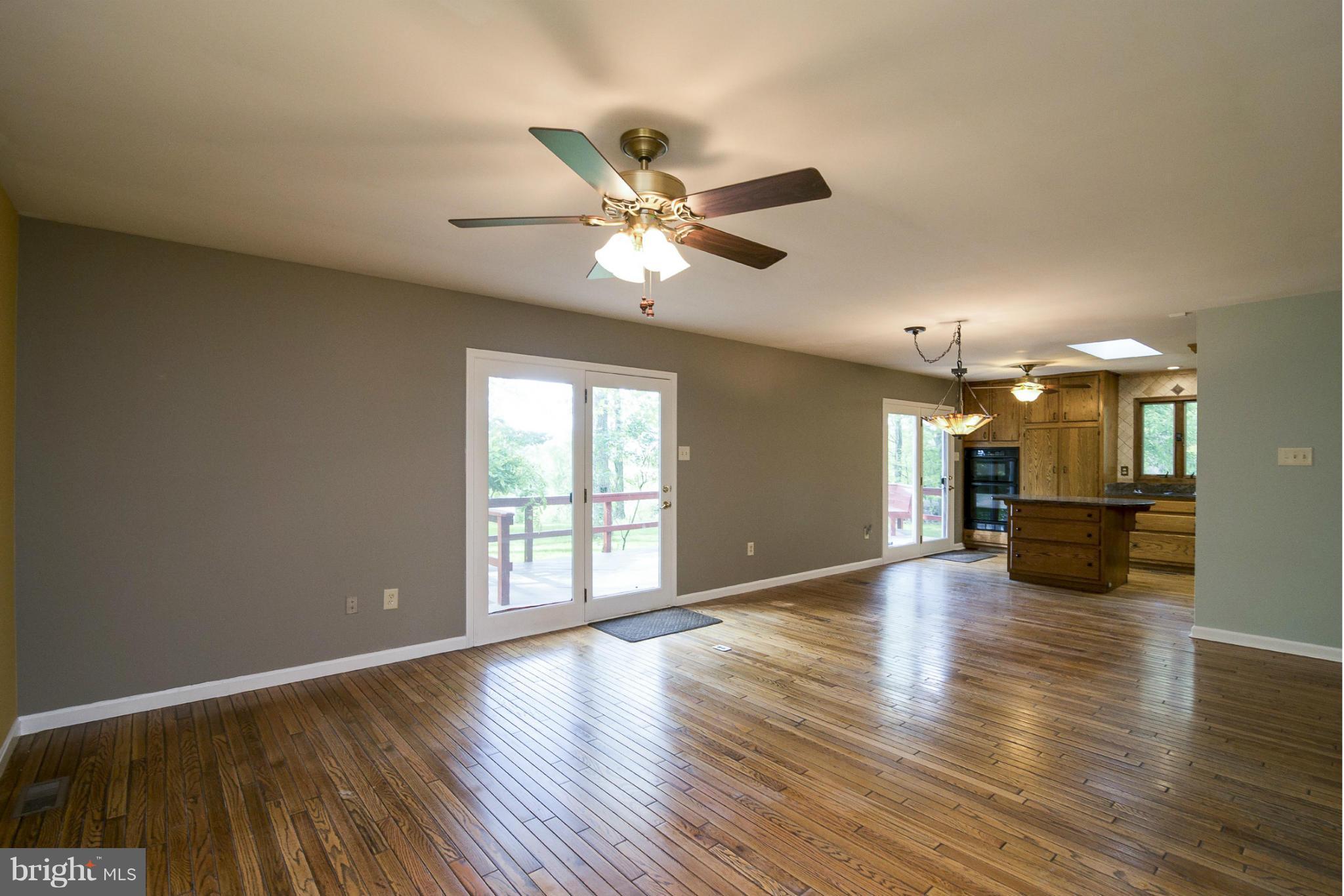 4132 Rinehart Road Westminster, MD 21158 - Photo 3 of 27 Living Room