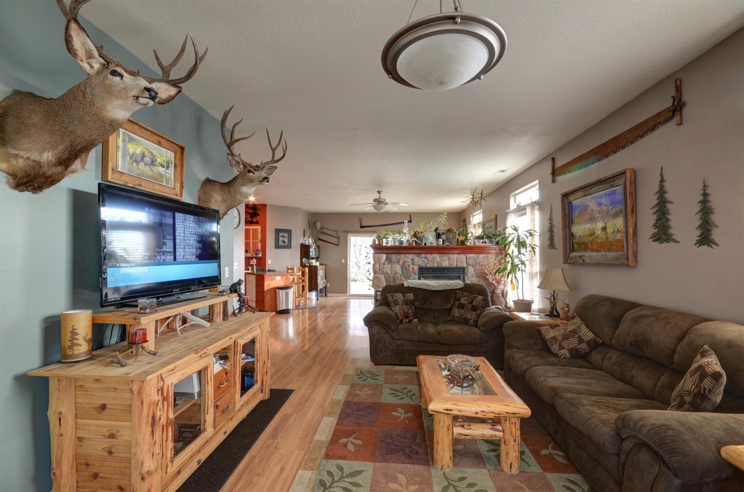917 Ridgeview Drive Eagle Point, OR 97524 - Photo 4 of 31 a living room with furniture and a flat screen tv
