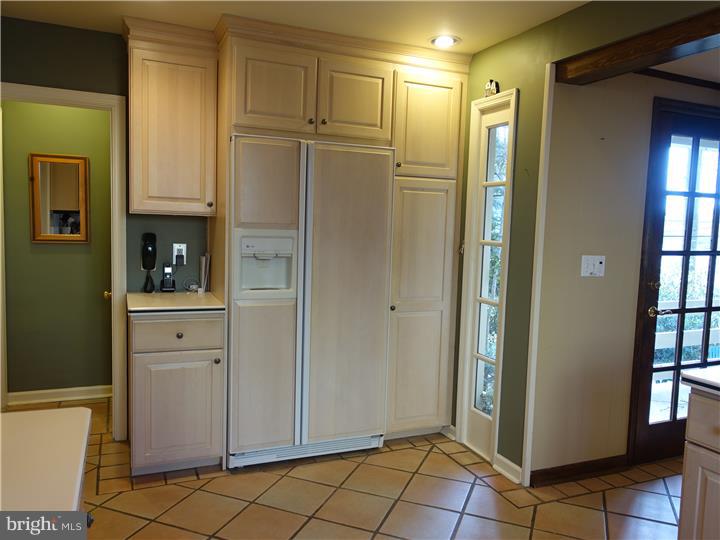 412 Kerr Lane Springfield, PA 19064 - Photo 8 of 22 Kitchen