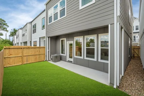 $319,900 | 5815 Highland Sun Lane, Houston, TX 77091