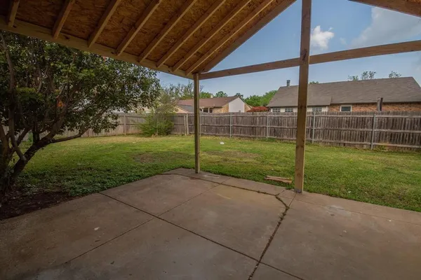 a view of a backyard