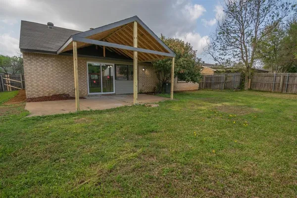 a view of a house with a backyard
