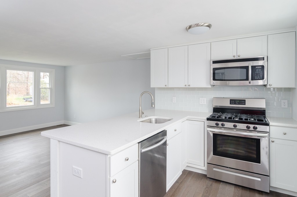 67-69 Rhodes Circle Hingham, MA 02043 - Photo 5 of 17 Gallery Image 5