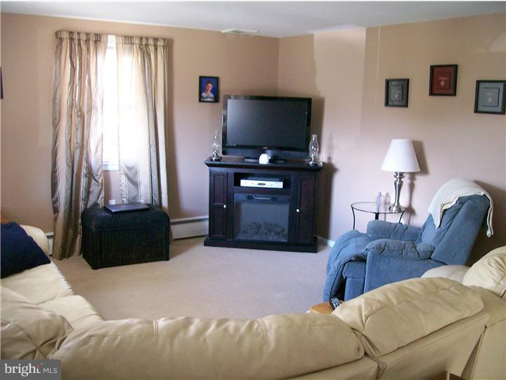 305 Rolling Creek Road Swarthmore, PA 19081 - Photo 7 of 25 Living Room