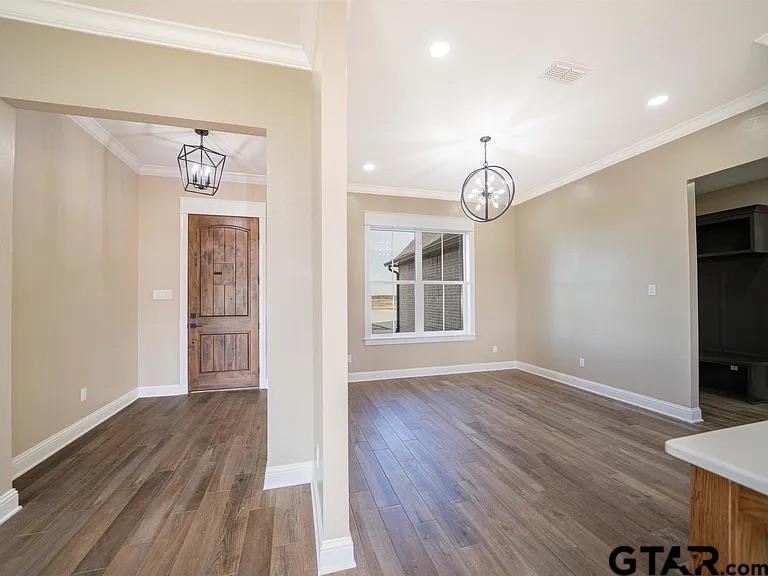 404 Small Oaks Road Kilgore, TX 75662 - Photo 4 of 34