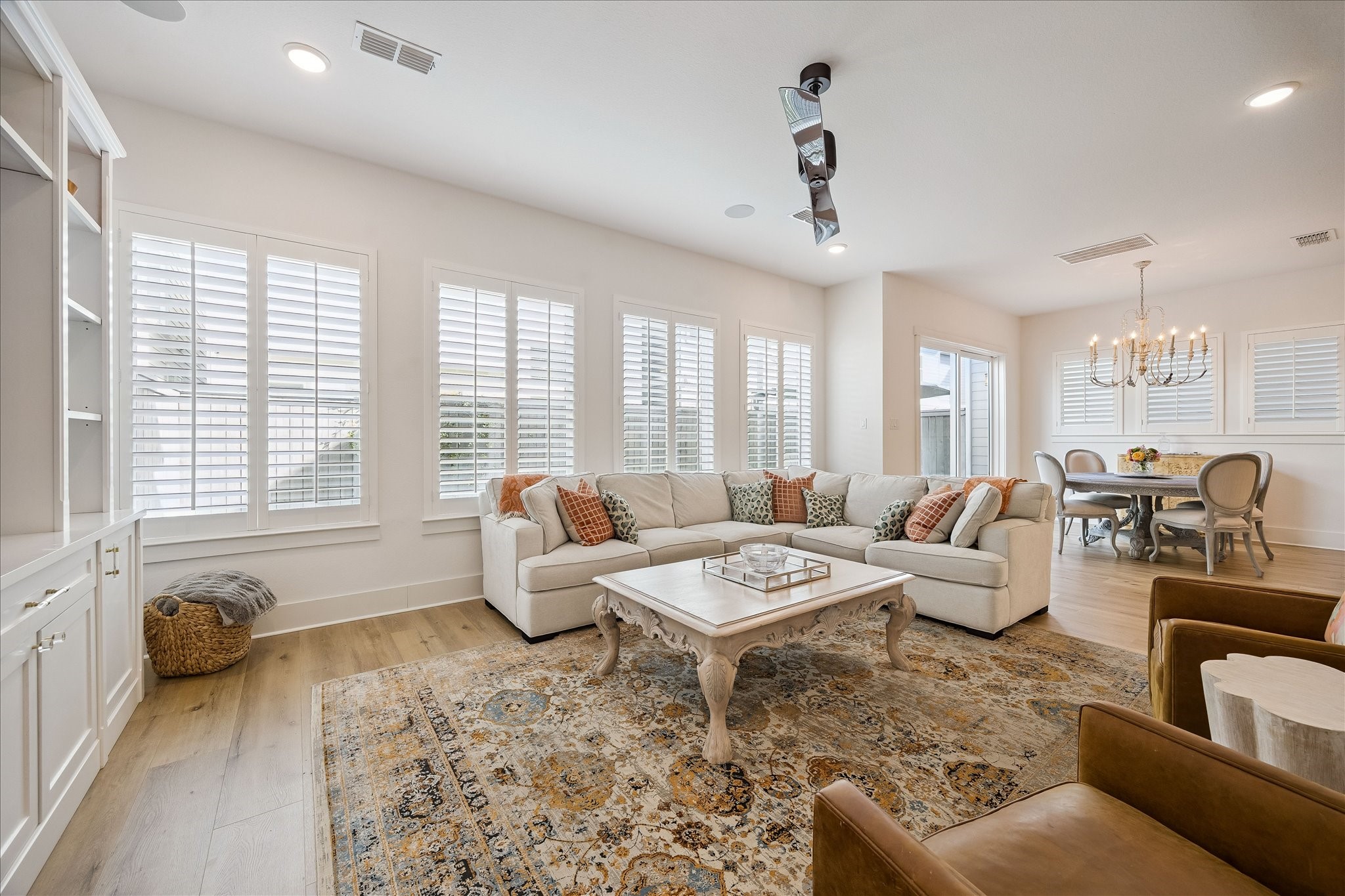2512 Swang Pl. Houston, TX 77008 - Photo 14 of 46 This inviting living space has an abundance of natural light from the large windows.