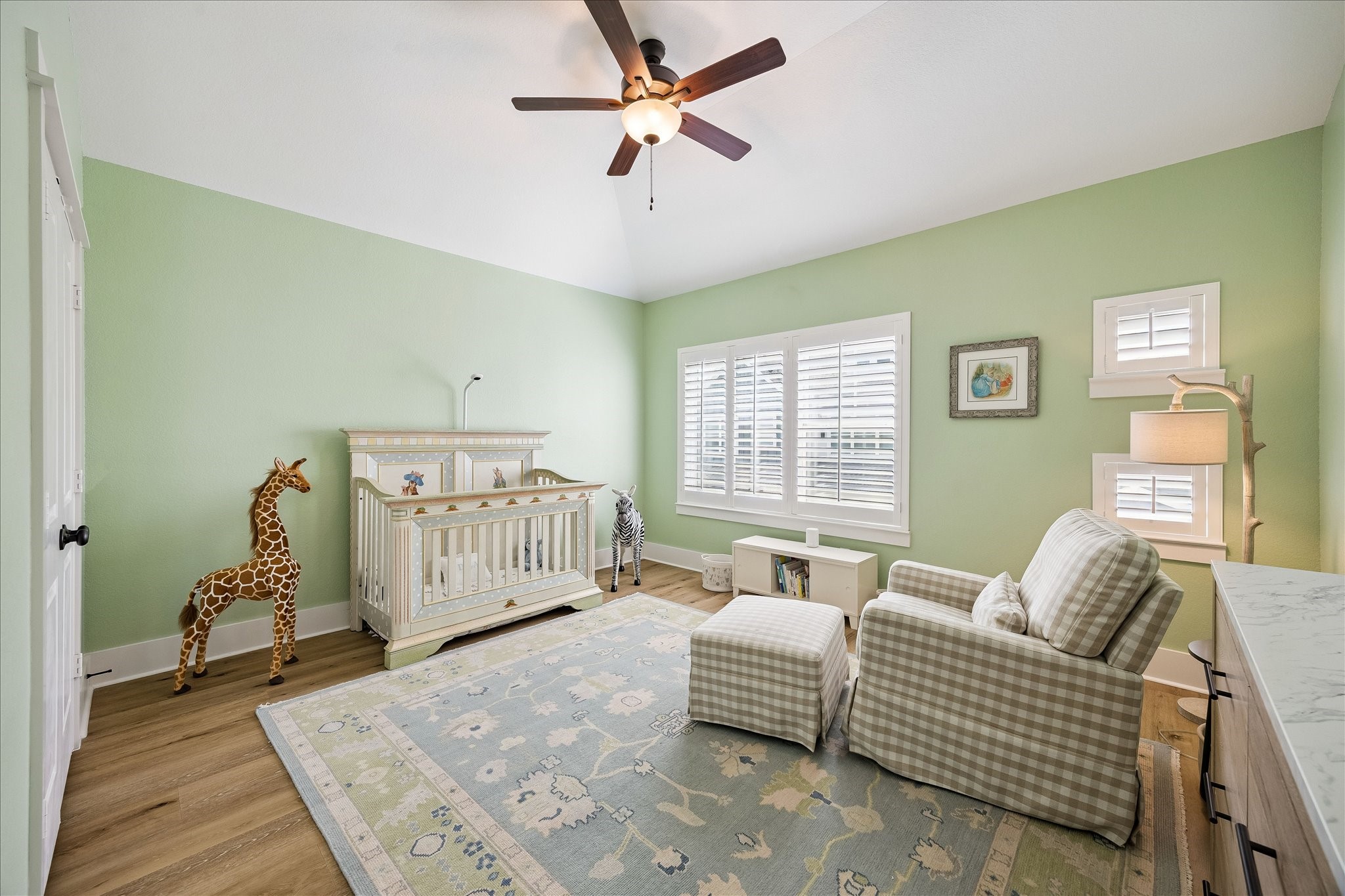 2512 Swang Pl. Houston, TX 77008 - Photo 31 of 46 Secondary Bedroom