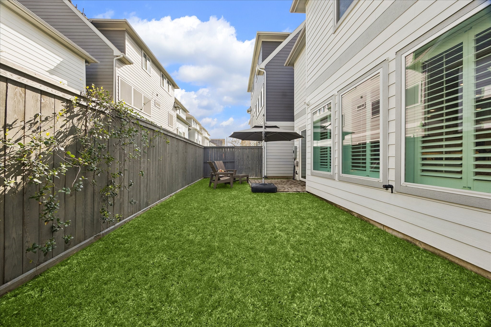 2512 Swang Pl. Houston, TX 77008 - Photo 36 of 46 Spacious private outdoor space, great for pets or entertaining.