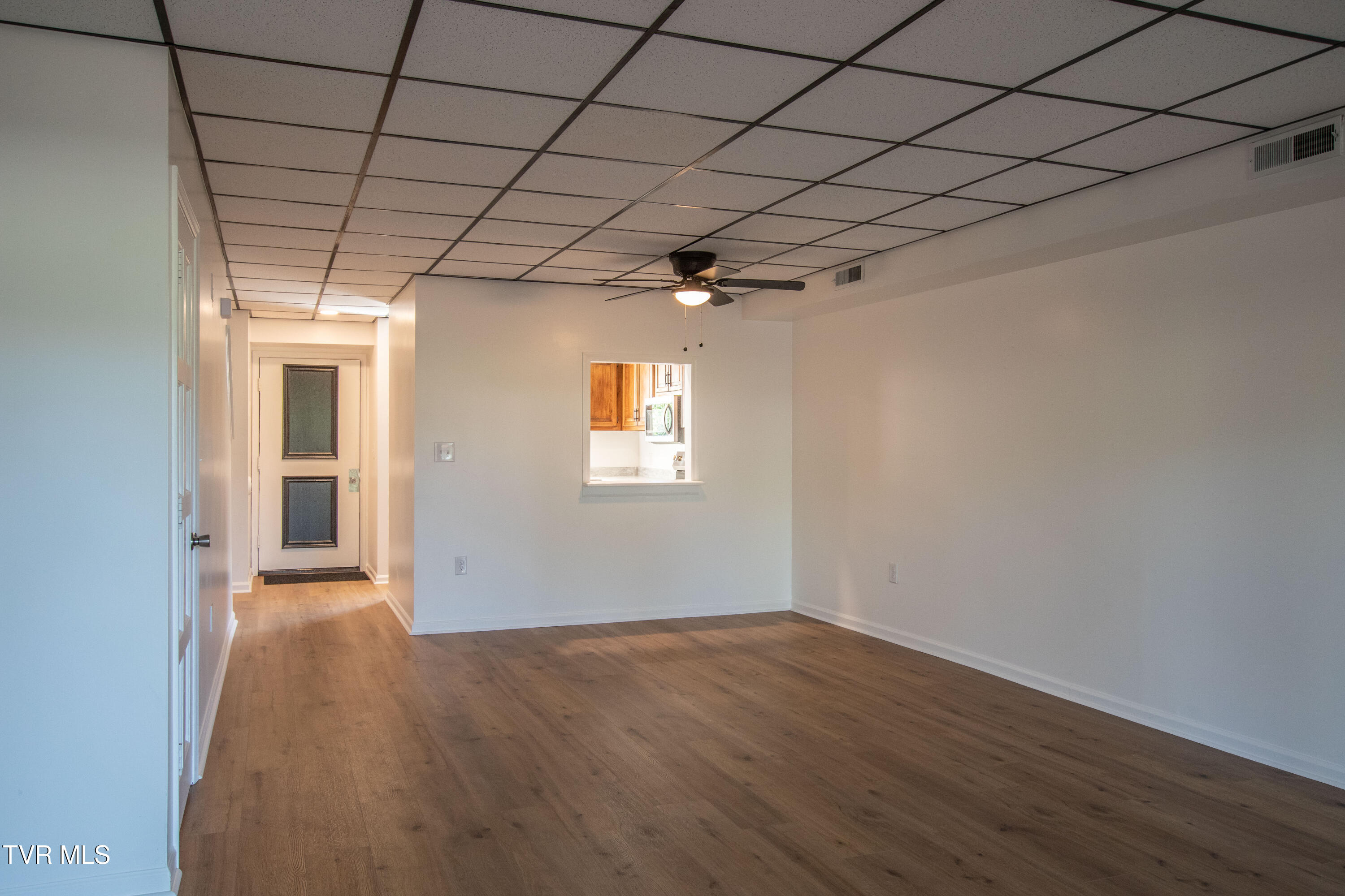 108 Melody Lane, Unit 1 Bristol, TN 37620 - Photo 22 of 38 D-1 Living Room
