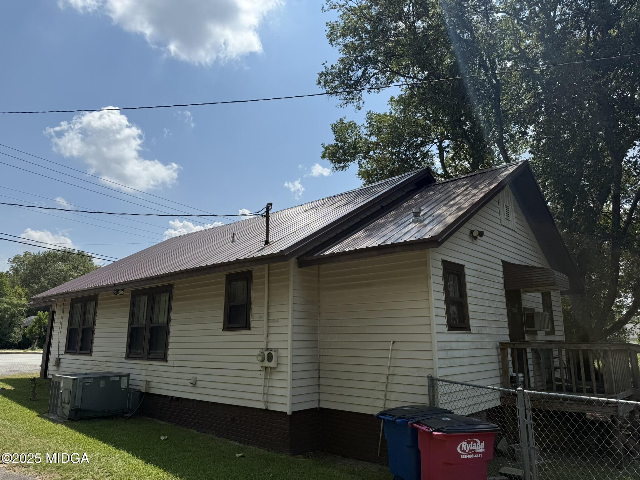 3020 Millerfield Road Macon, GA 31217 - Photo 4 of 20 a front view of a house with garden
