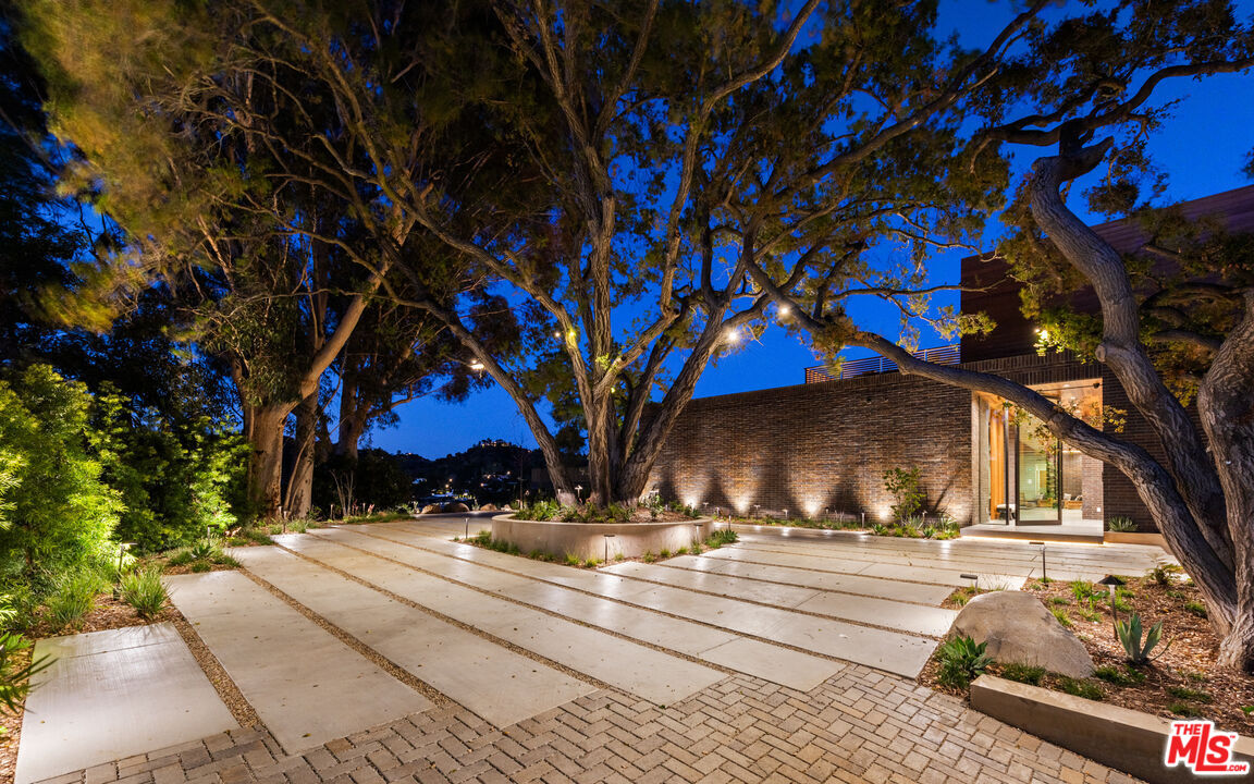 9705 Oak Pass Road Beverly Hills, CA 90210 - Photo 3 of 29