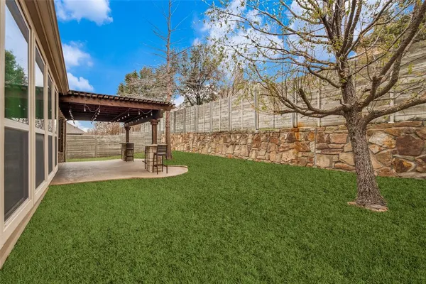 a view of a back yard