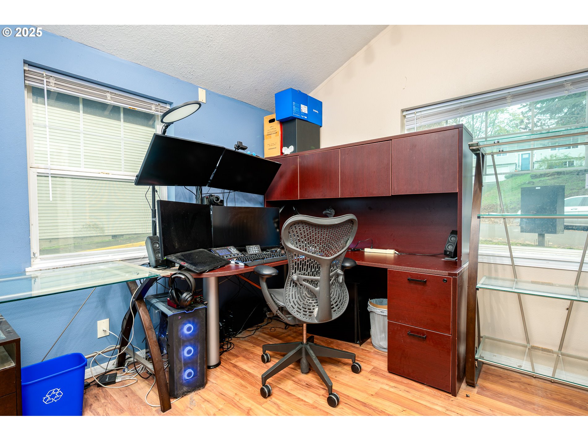 2837 Southeast 90th Place Portland, OR 97266 - Photo 31 of 40 a livingroom with workspace and a window
