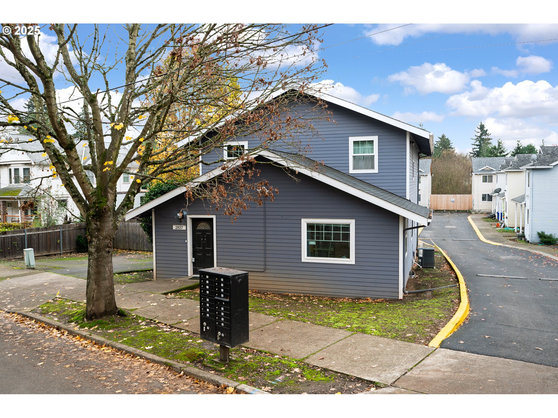 2837 Southeast 90th Place Portland, OR 97266 - Photo 40 of 40 a front view of a house with garden