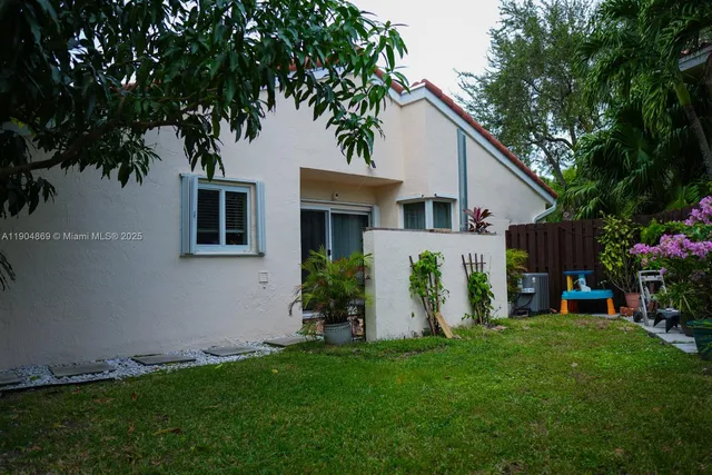 a view of a house with backyard