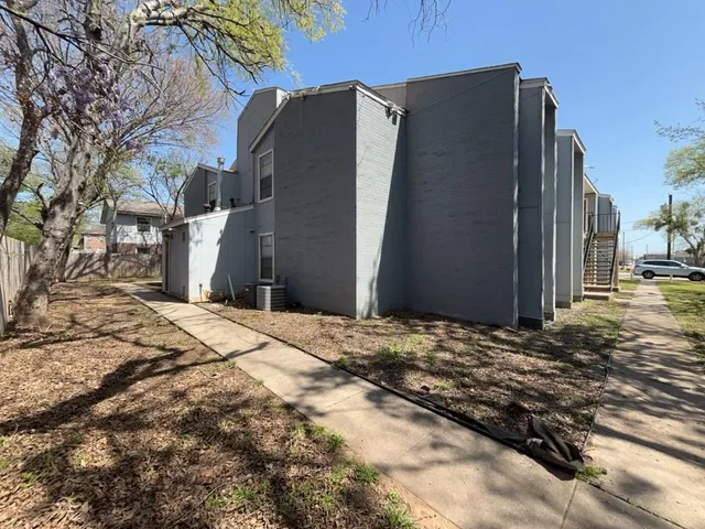 $950 | 219 Fry Street, Unit 11, Denton, TX 76201