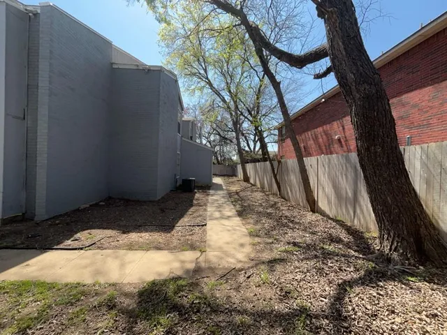 $950 | 219 Fry Street, Unit 11, Denton, TX 76201