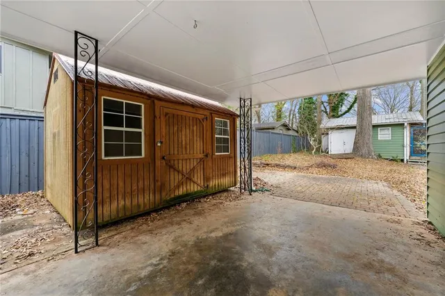 a view of an house with porch and garden