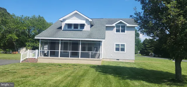 a view of front of a house with a yard
