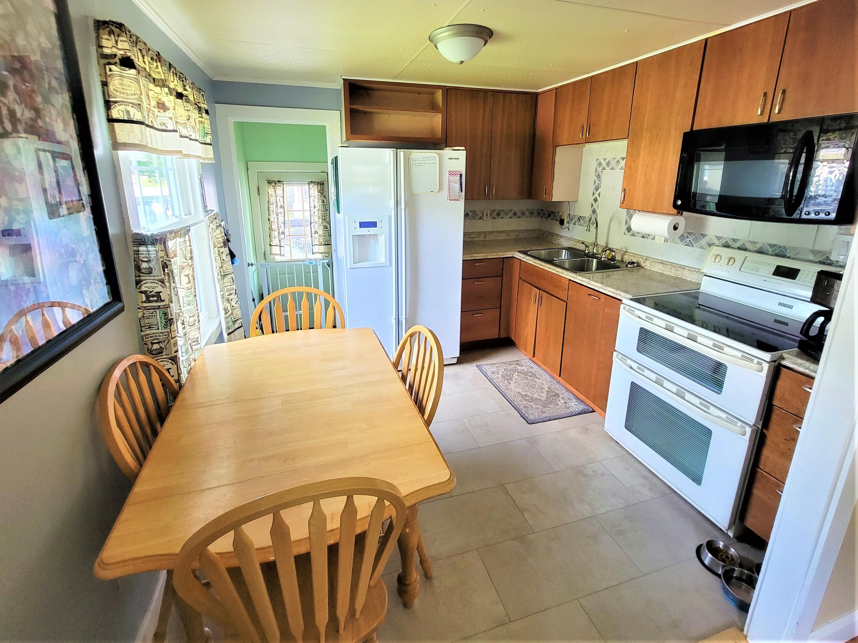 22 Bonnybriar Road South Portland, ME 04106 - Photo 4 of 27 Kitchen