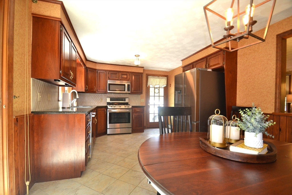 18 Bennett Road Rochester, MA 02770 - Photo 7 of 42