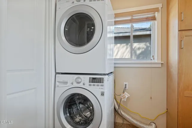 a close up view of a washer and dryer