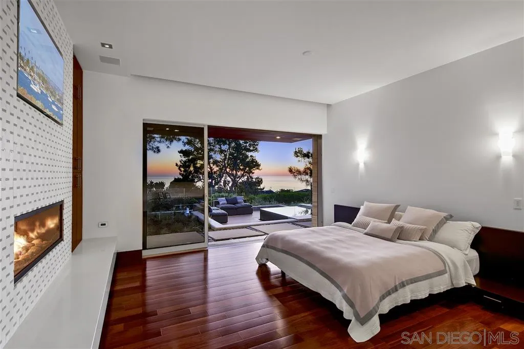 116 Nob Avenue Del Mar, CA 92014 - Photo 10 of 25 a bedroom with a bed and a flat screen tv