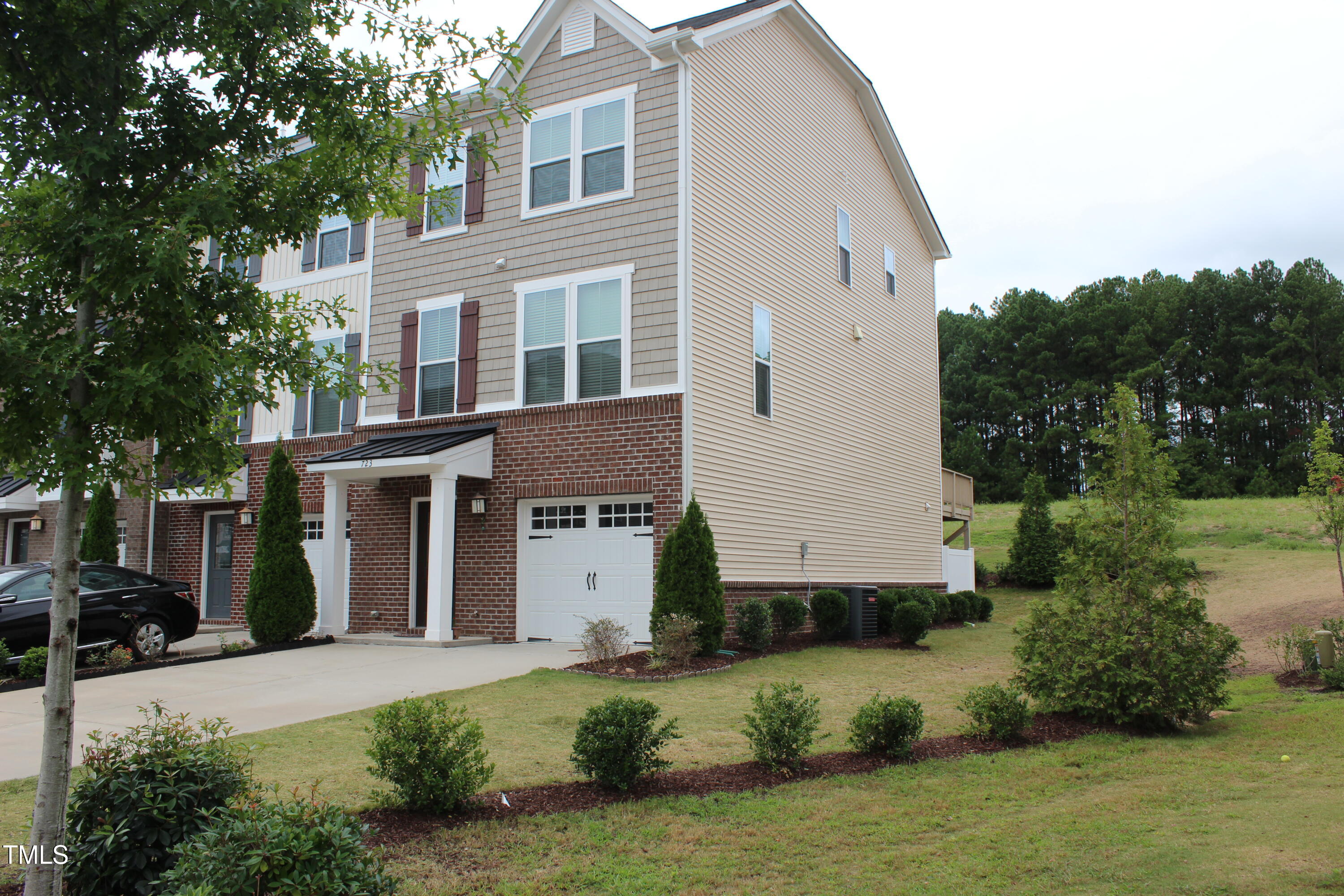 723 Suffield Way Cary, NC 27519 - Photo 2 of 17 IMG_2916