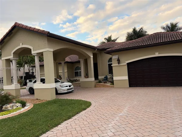 a view of a house with backyard and porch
