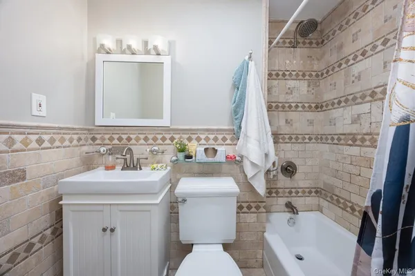 $3,100 | 40 West 4th Street, Unit 7, Patchogue, NY 11772
