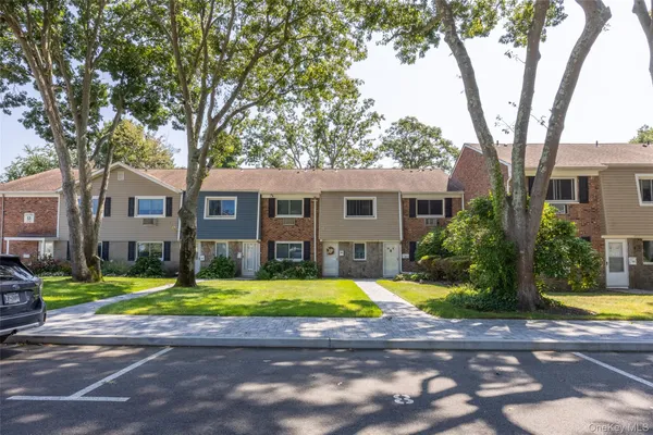 $3,100 | 40 West 4th Street, Unit 7, Patchogue, NY 11772