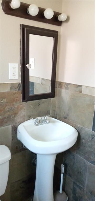 120 North Dove Road Grapevine, TX 76051 - Photo 9 of 10 a bathroom with a sink and a toilet