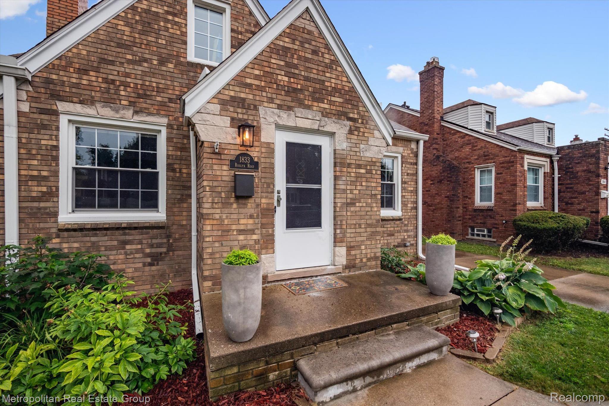 1833 Roslyn Road Grosse Pointe, MI 48236 - Photo 5 of 43 Gallery Image 5