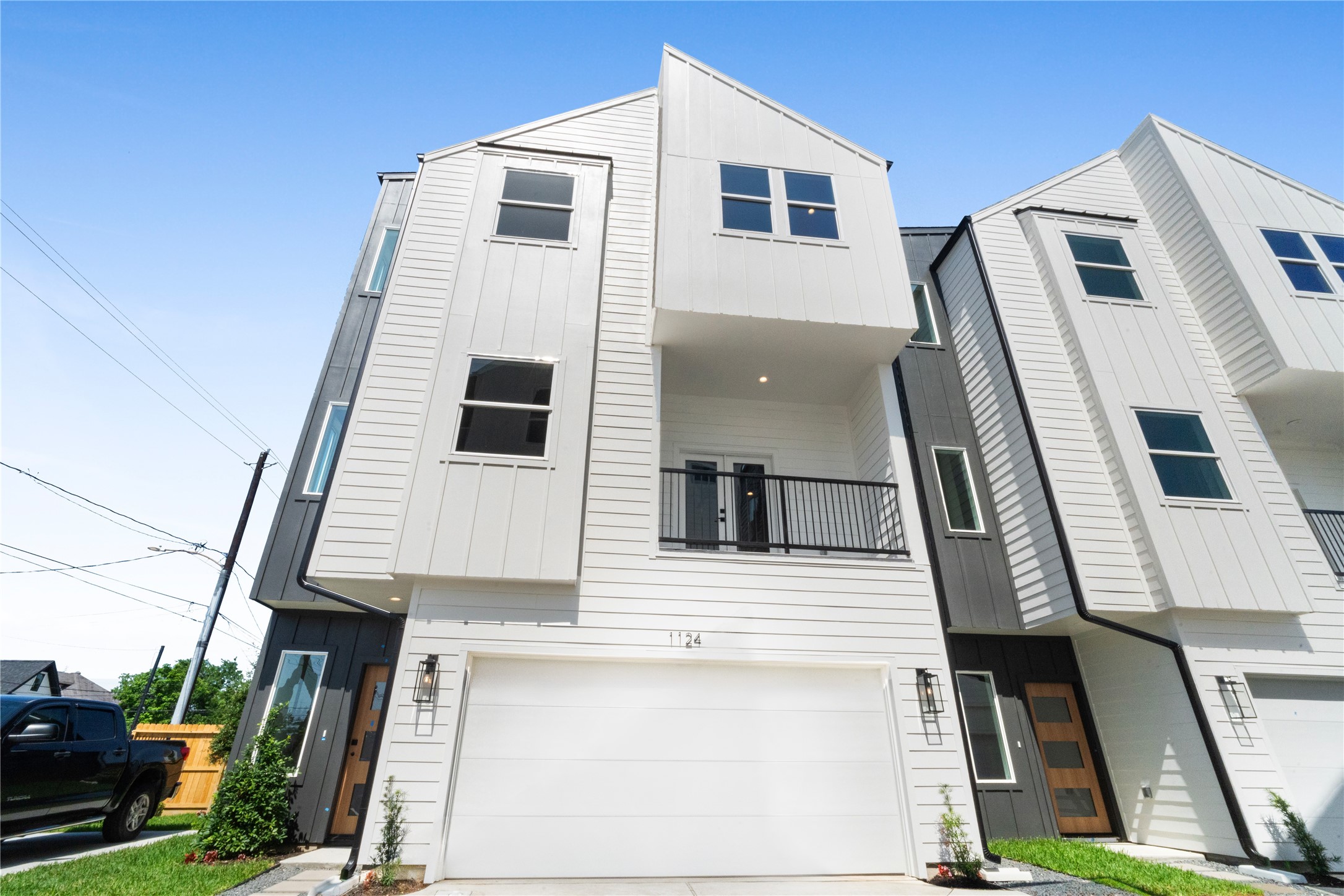 1122 Hogan Street Houston, TX 77009 - Photo 2 of 32 a view of a large white building