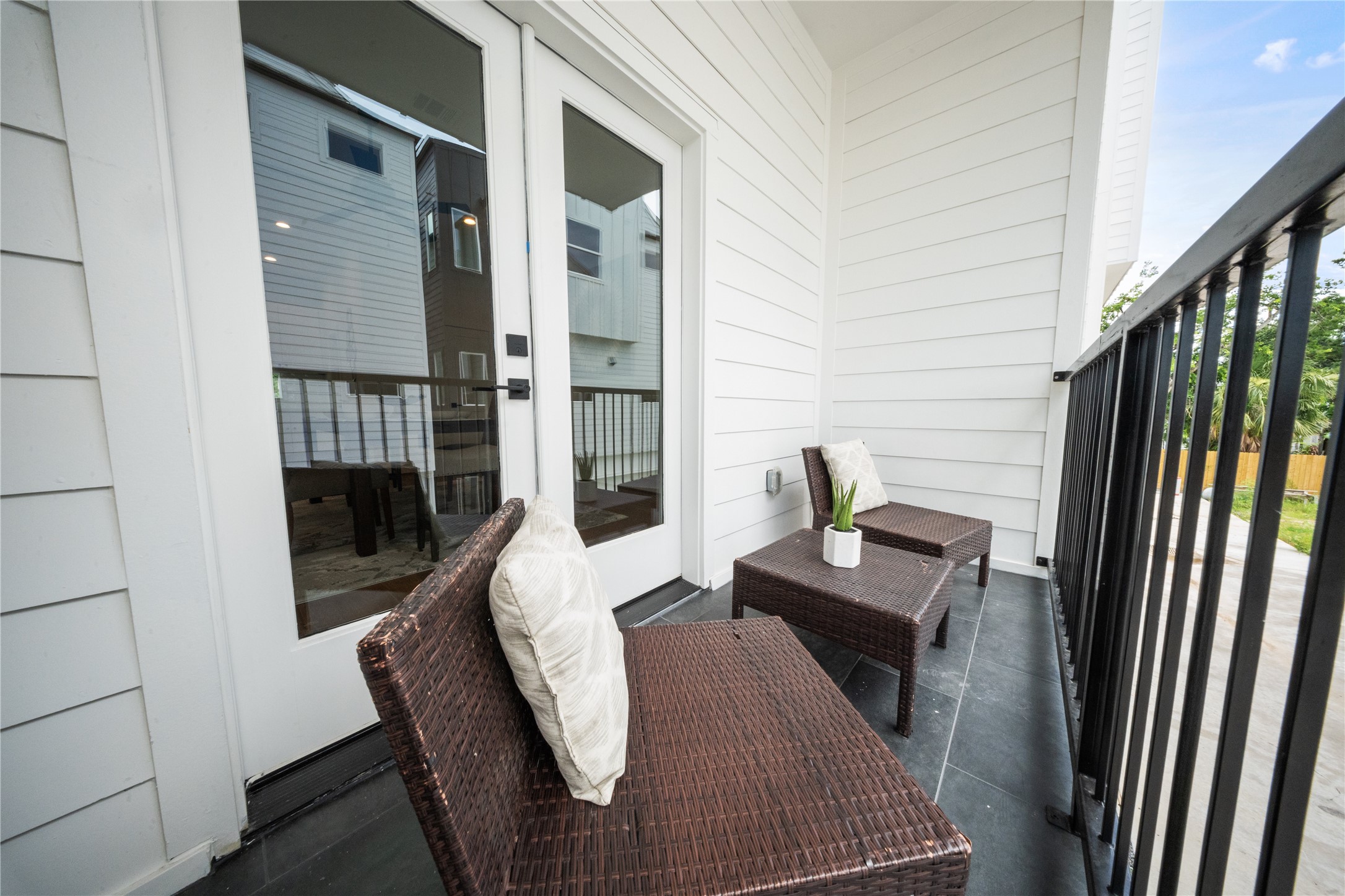 1122 Hogan Street Houston, TX 77009 - Photo 24 of 32 a living room with furniture and a window