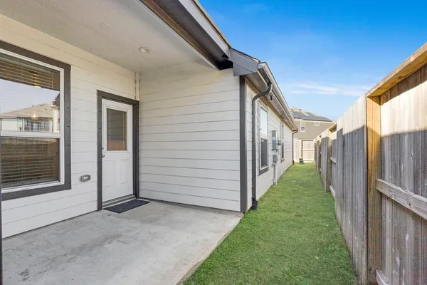 a view of a back yard of the house
