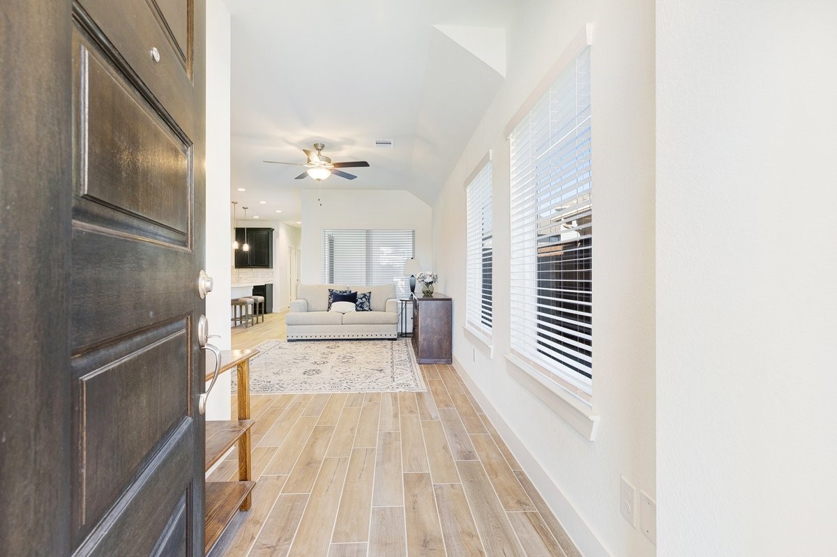 10122 Crescendo Way Manvel, TX 77578 - Photo 4 of 24 Bright, welcoming entrance