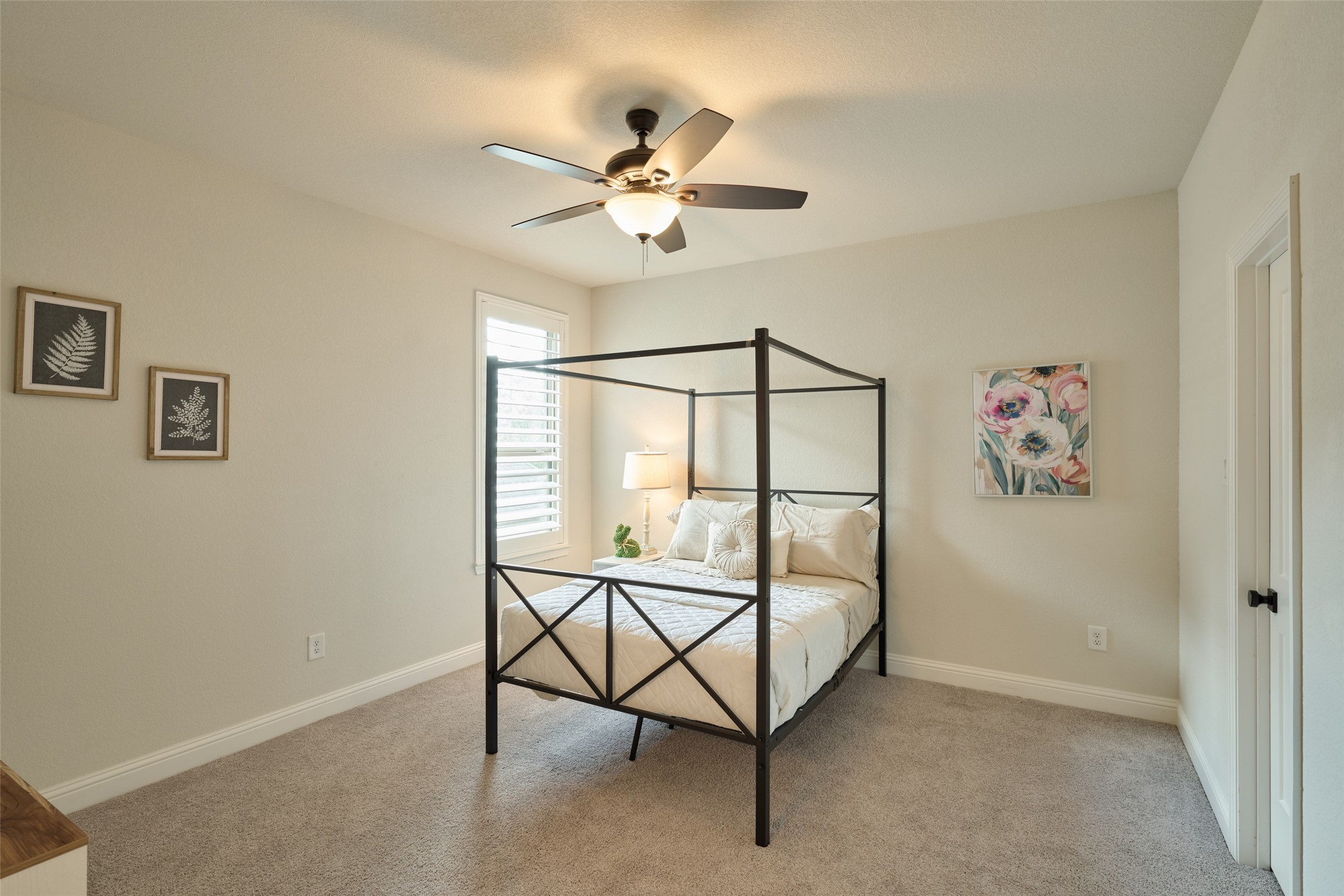 10090 South Goshawk Trail Conroe, TX 77385 - Photo 32 of 43 Secondary bedroom on 2nd floor with en-suite bathroom.