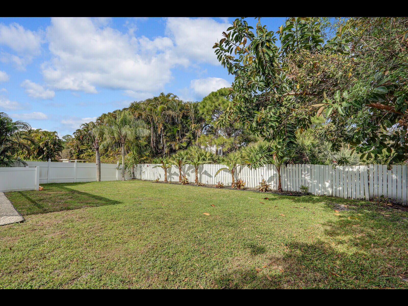 609 Oak Terrace Jupiter, FL 33458 - Photo 27 of 28 a view of a backyard