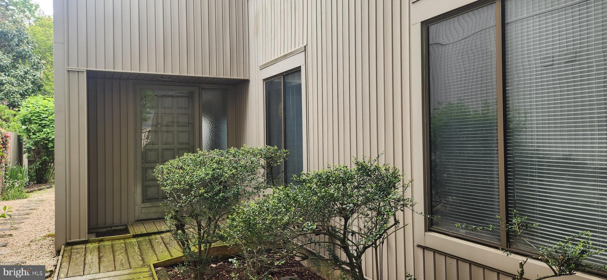 19113 Rhodes Way Montgomery Village, MD 20886 - Photo 3 of 18 19113 Rhodes Way NEEDS FULL REHAB