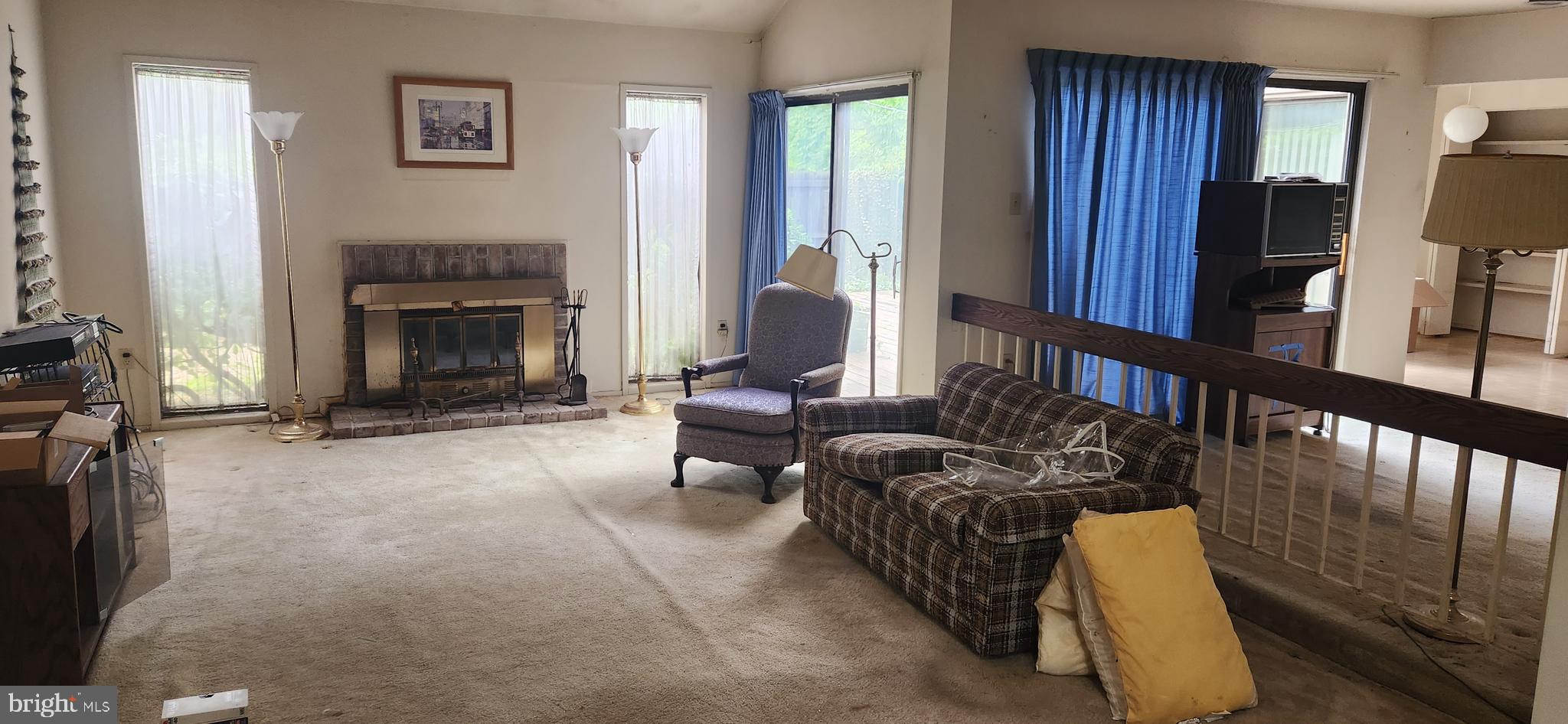 19113 Rhodes Way Montgomery Village, MD 20886 - Photo 4 of 18 Living Room needs REHAB