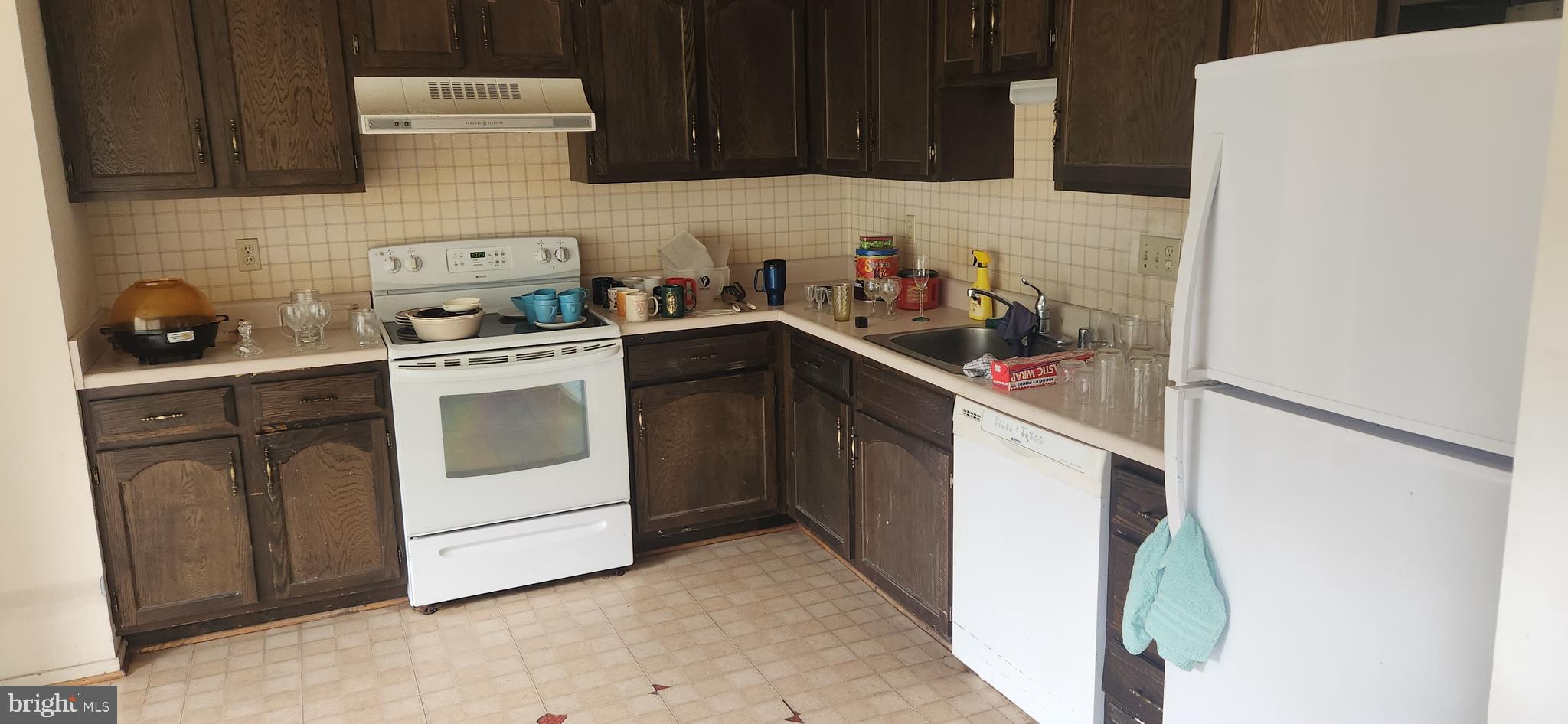 19113 Rhodes Way Montgomery Village, MD 20886 - Photo 6 of 18 Eat-in Kitchen NEEDS REHAB