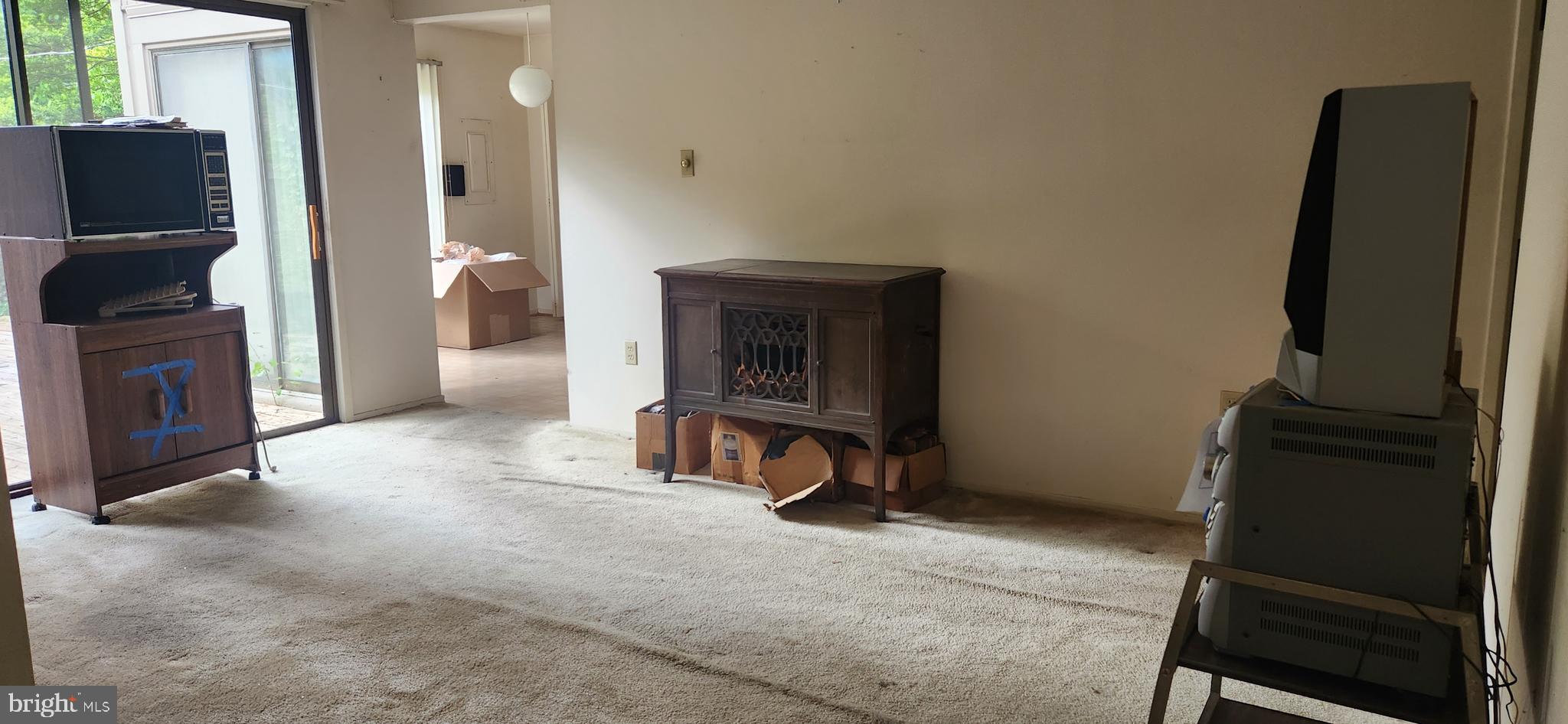 19113 Rhodes Way Montgomery Village, MD 20886 - Photo 9 of 18 Dining Room NEEDS REHAB
