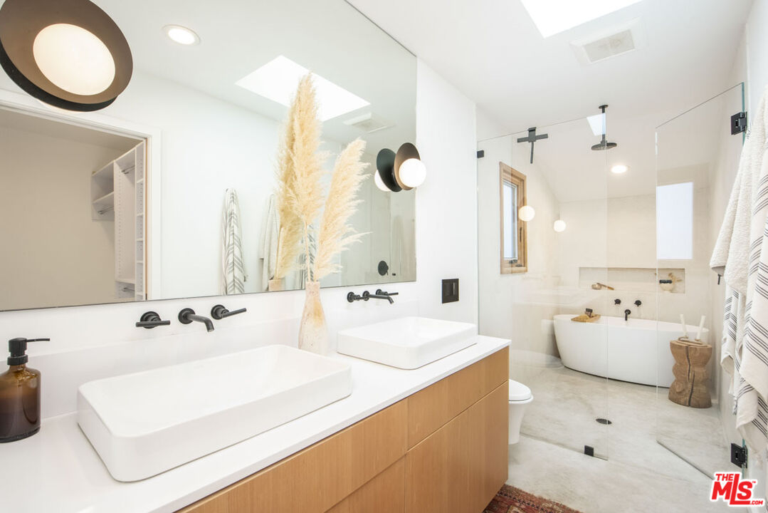 530 Pleasant Avenue Ojai, CA 93023 - Photo 13 of 29 a bathroom with a double vanity sink mirror and bathtub