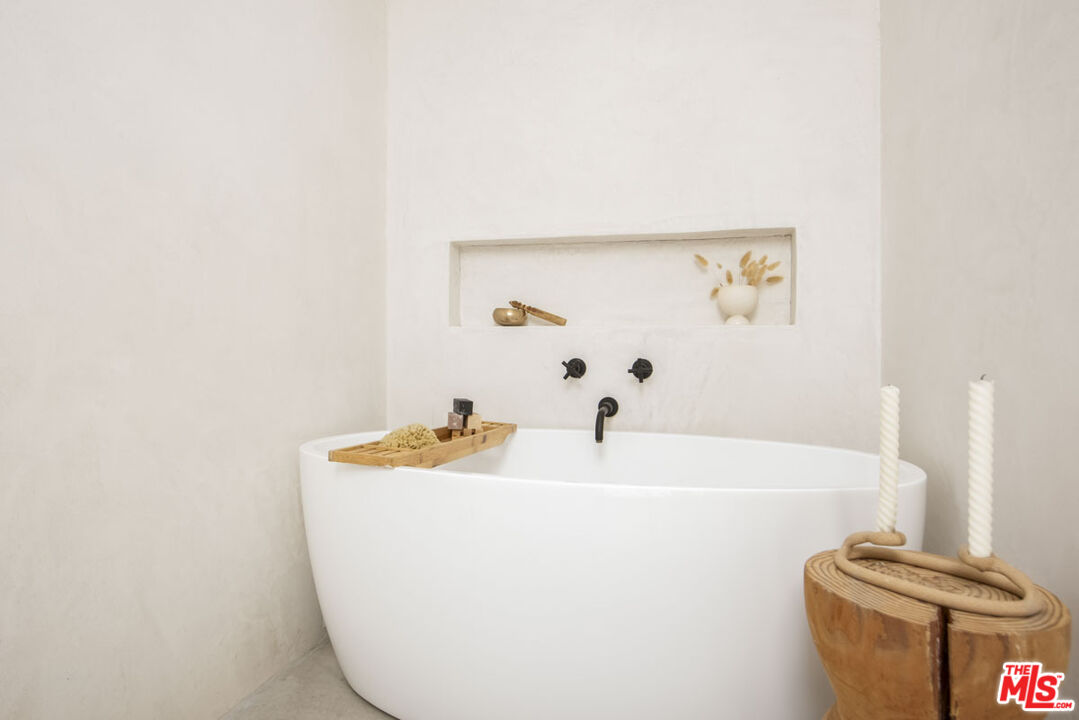 530 Pleasant Avenue Ojai, CA 93023 - Photo 14 of 29 a bathroom with a sink