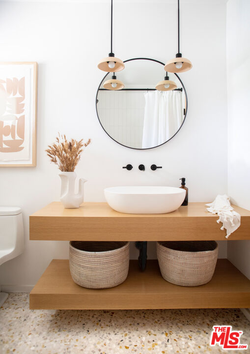 530 Pleasant Avenue Ojai, CA 93023 - Photo 18 of 29 a room with a vase of flowers and a mirror